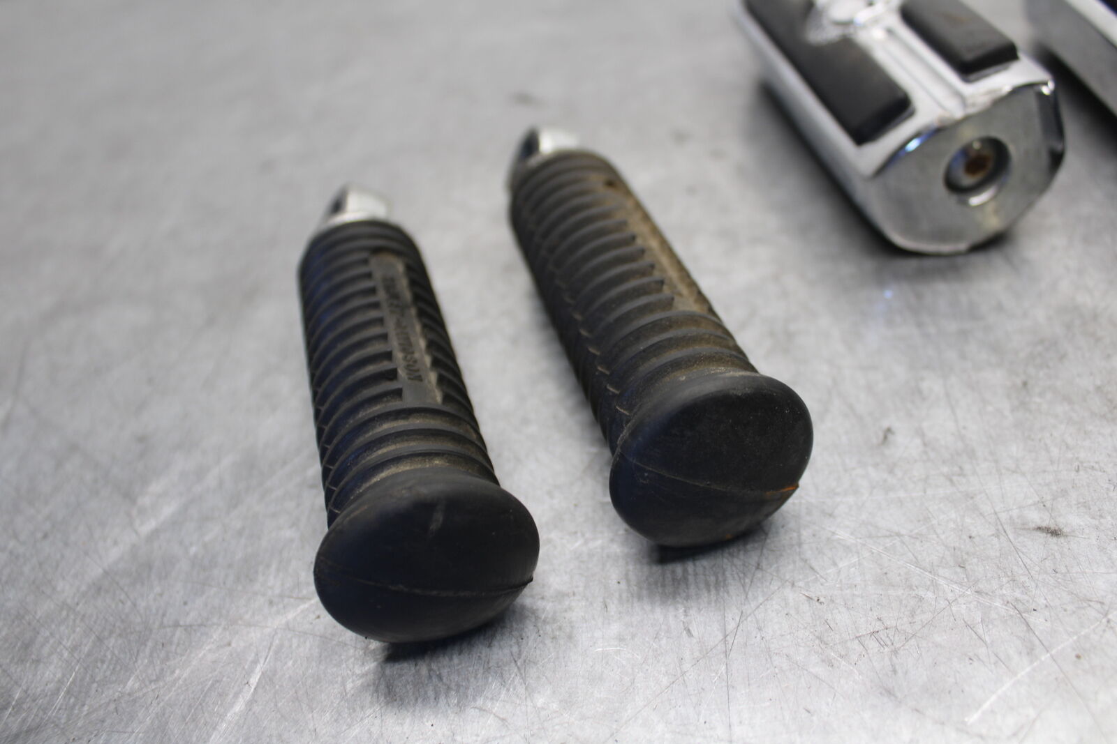 04-16 HARLEY-DAVIDSON SPORTSTER 883 FRONT REAR FOOT RESTS PEGS SET PAIR BB680