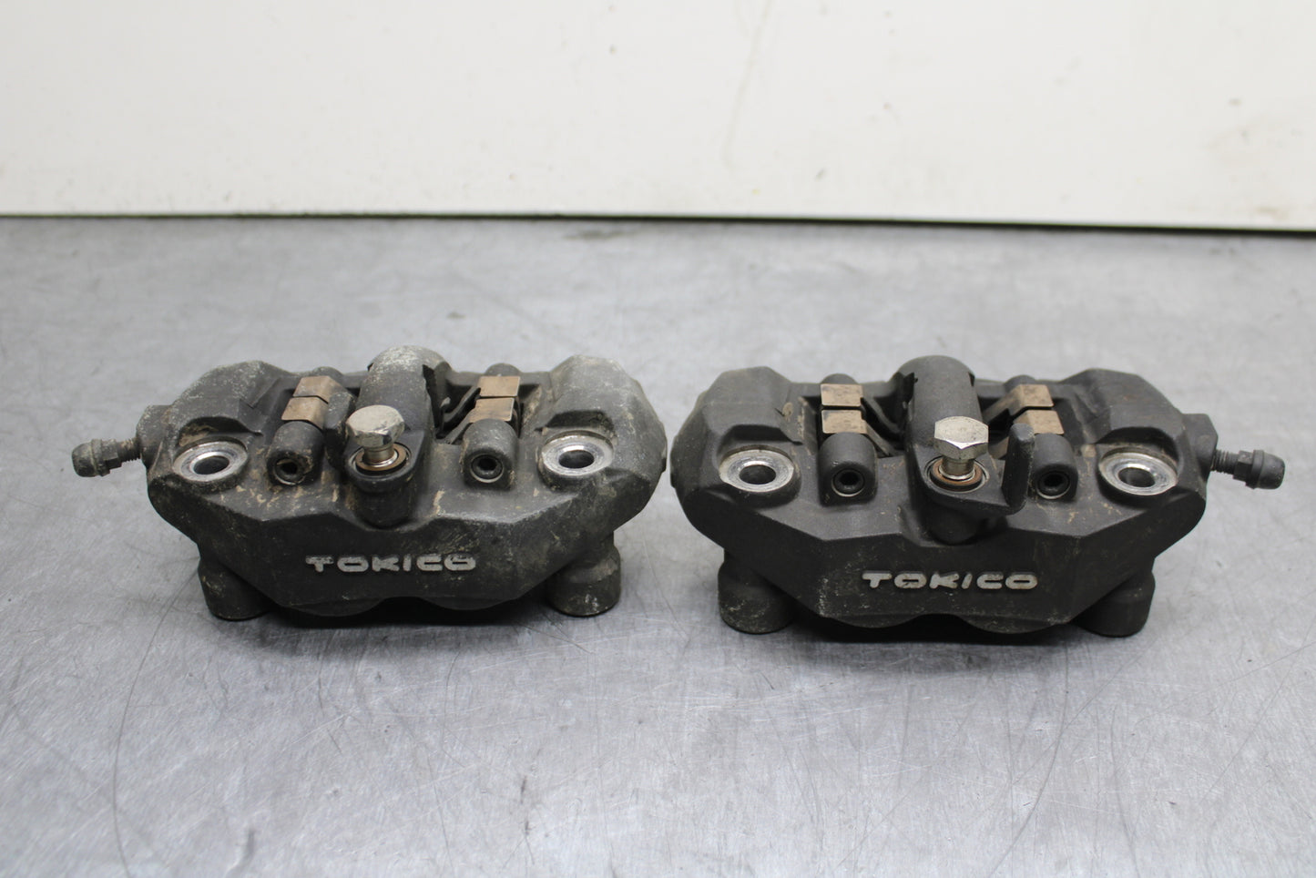 06-07 SUZUKI GSXR 600 RIGHT LEFT FRONT BRAKE CALIPER SET PAIR CALIPERS BB737