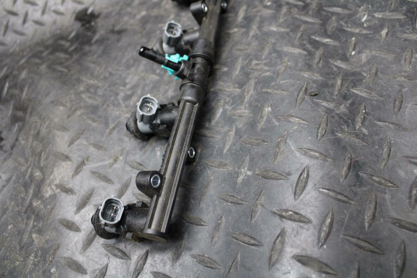 10-11 HONDA CBR1000RR SECONDARY FUEL INJECTORS TOP AIRBOX GAS RAIL BB228