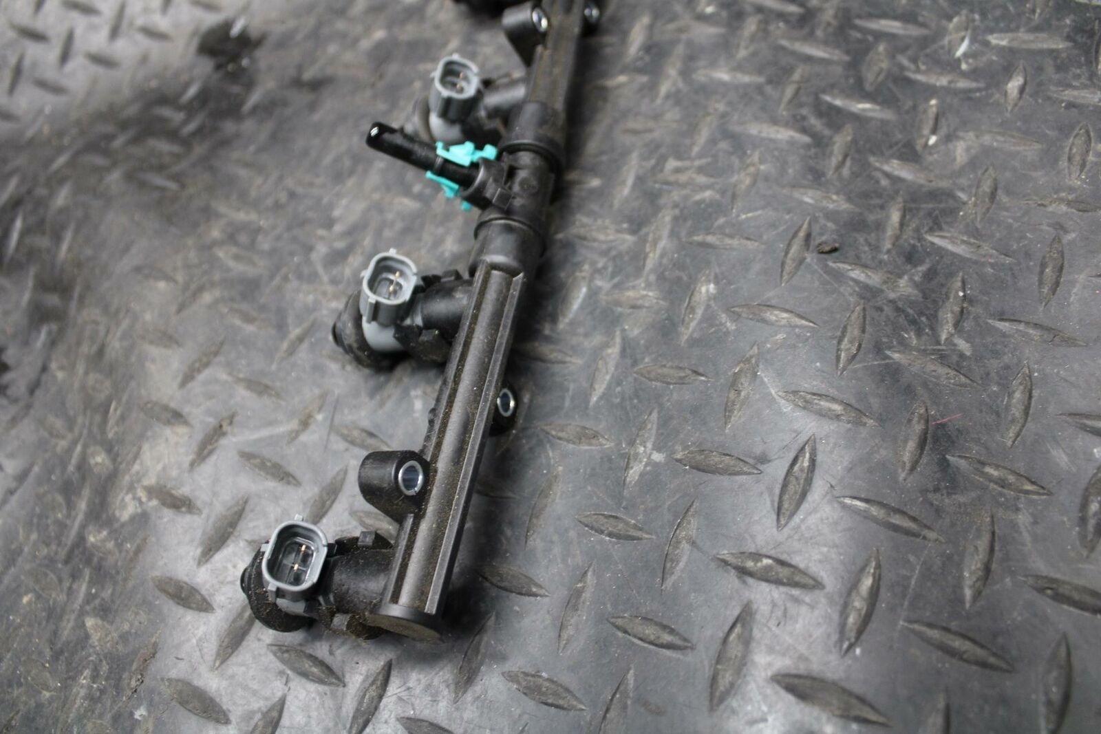 10-11 HONDA CBR1000RR SECONDARY FUEL INJECTORS TOP AIRBOX GAS RAIL BB228