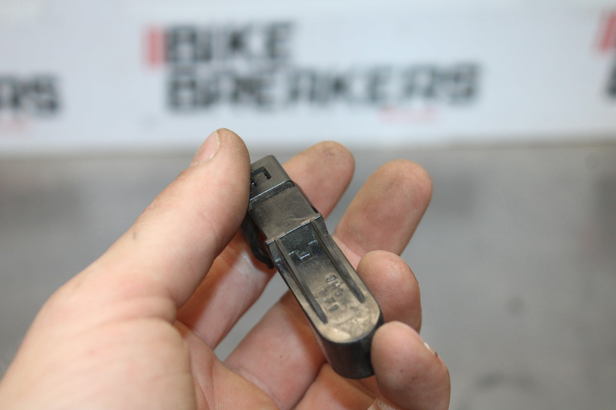 05 YAMAHA YZF R6 FUEL HOSE GAS LINE CLIP BB894