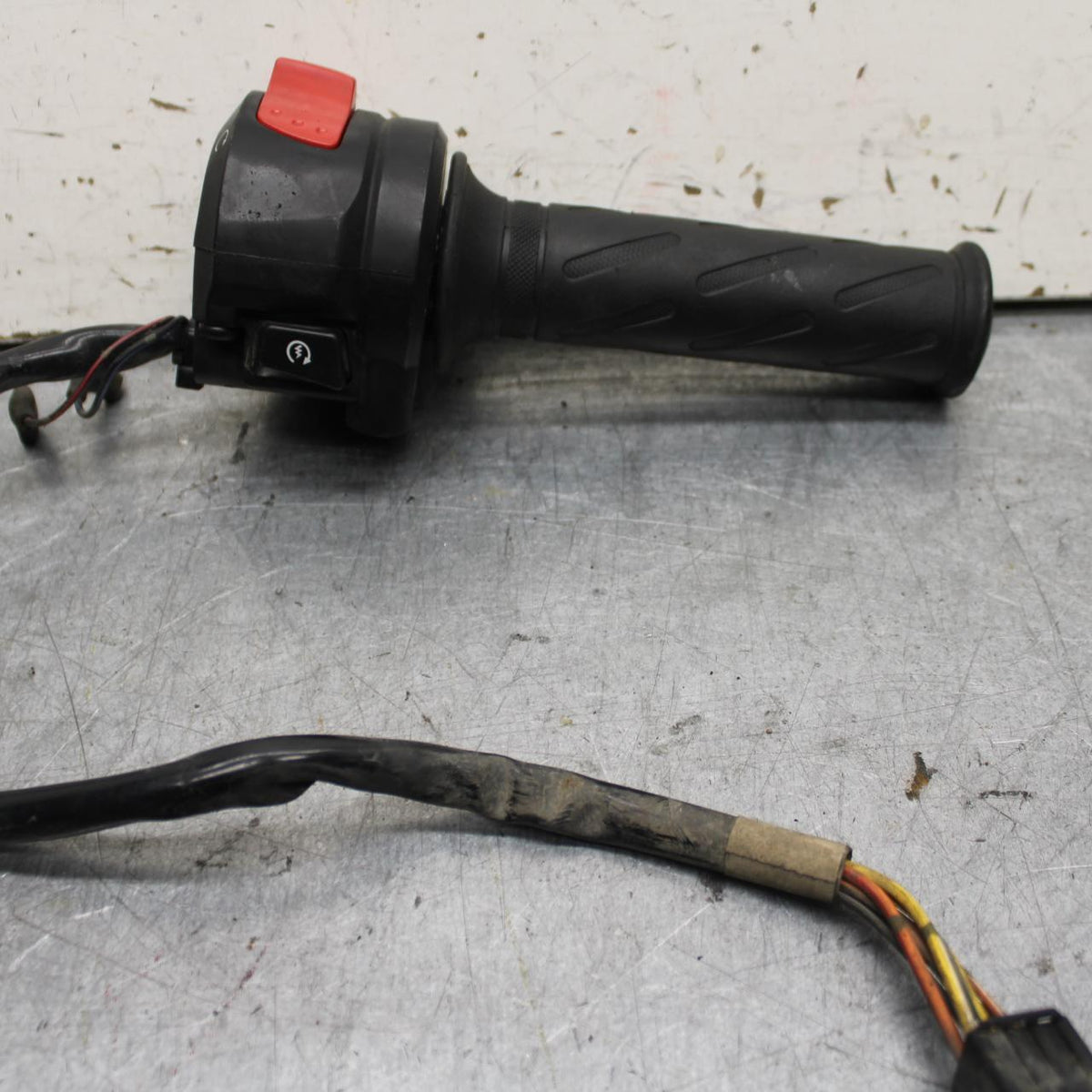 06-07 SUZUKI GSXR750 RIGHT THROTTLE GRIP BB645