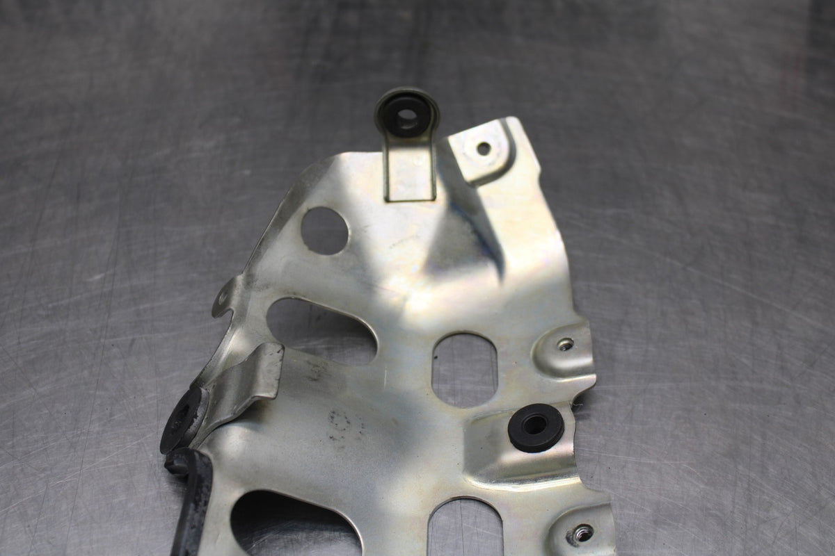 07 SUZUKI GSXR1000 FRONT GAS TANK FUEL CELL FAIRING COWL MOUNT BRACKET BB770