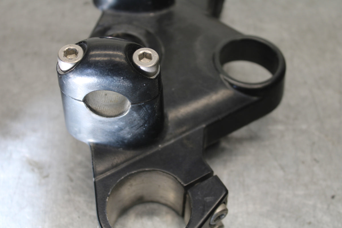 01-06 TRIUMPH TIGER 955I FORKS UPPER TRIPLE TREE CLAMP  BB693