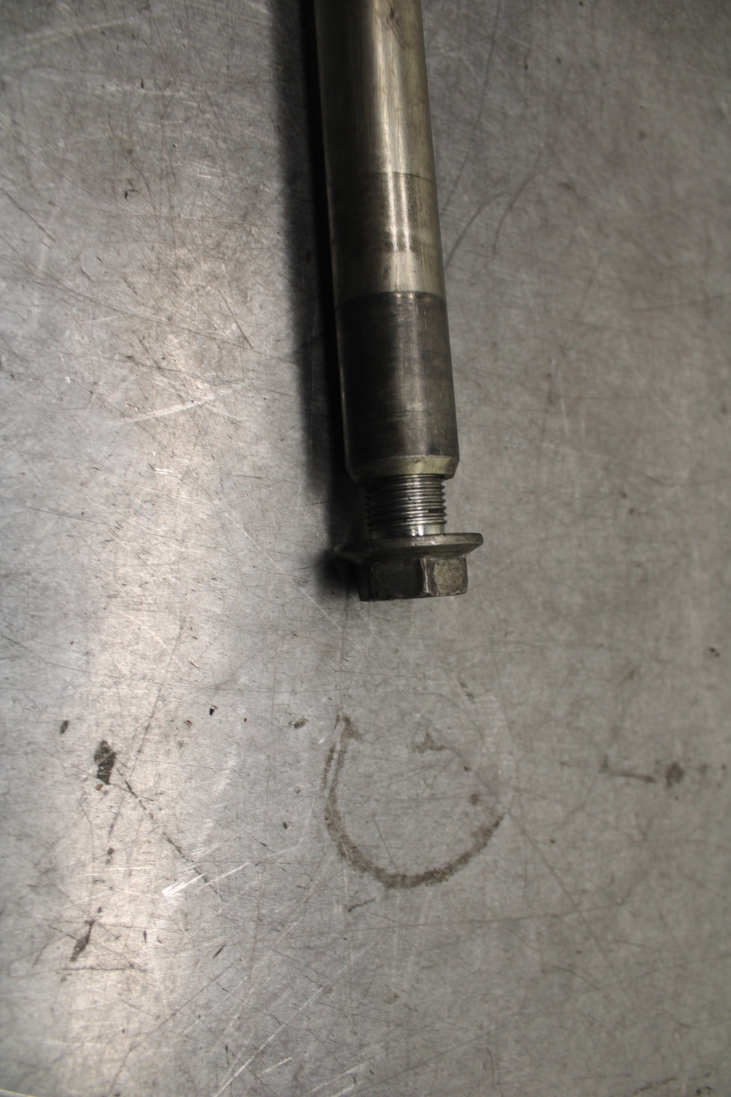 05-06 SUZUKI GSXR1000 FRONT WHEEL RIM AXLE PIVOT BOLT 54711-41G00 BB677