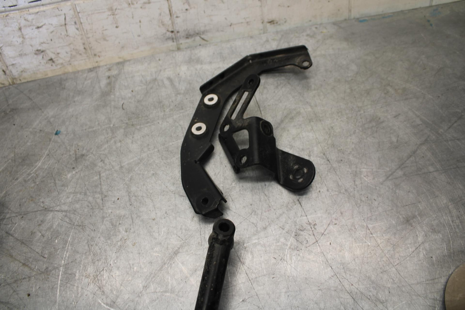 22 KTM 890 ADVENTURE   GAS TANK FUEL CELL PETROL RESERVOIR BRACKET MOUNT BB514