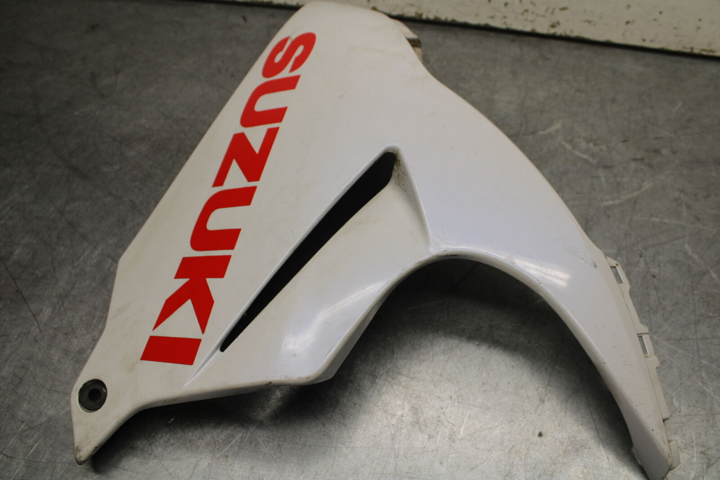 11-23 SUZUKI GSXR 750 LEFT LOWER BOTTOM BELLY SIDE FAIRING COWL BB499