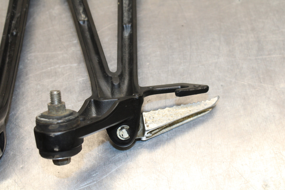 09 SUZUKI GSXR600 REAR BACK PASSENGER PEG SET PAIR BB759