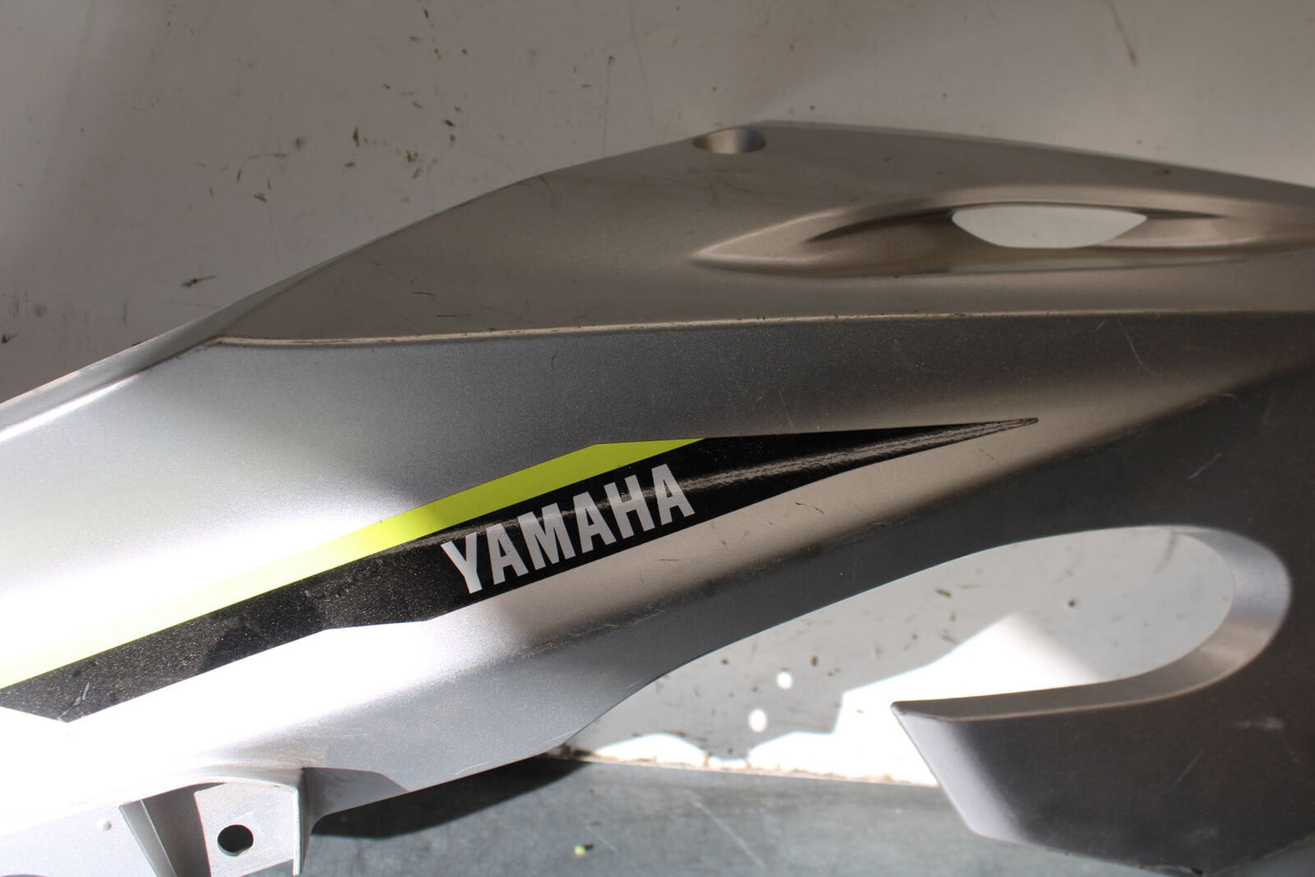 17-20 YAMAHA YZF R6 LEFT MID UPPER SIDE FAIRING COWL PLASTIC BB257