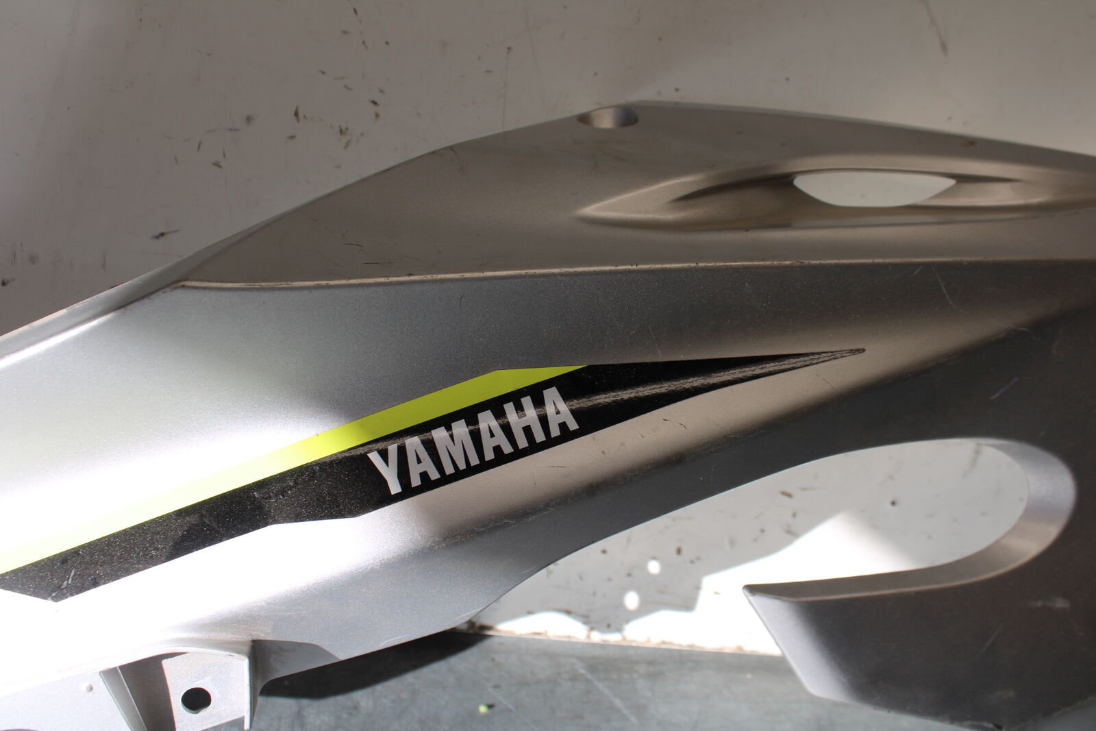 17-20 YAMAHA YZF R6 LEFT MID UPPER SIDE FAIRING COWL PLASTIC BB257