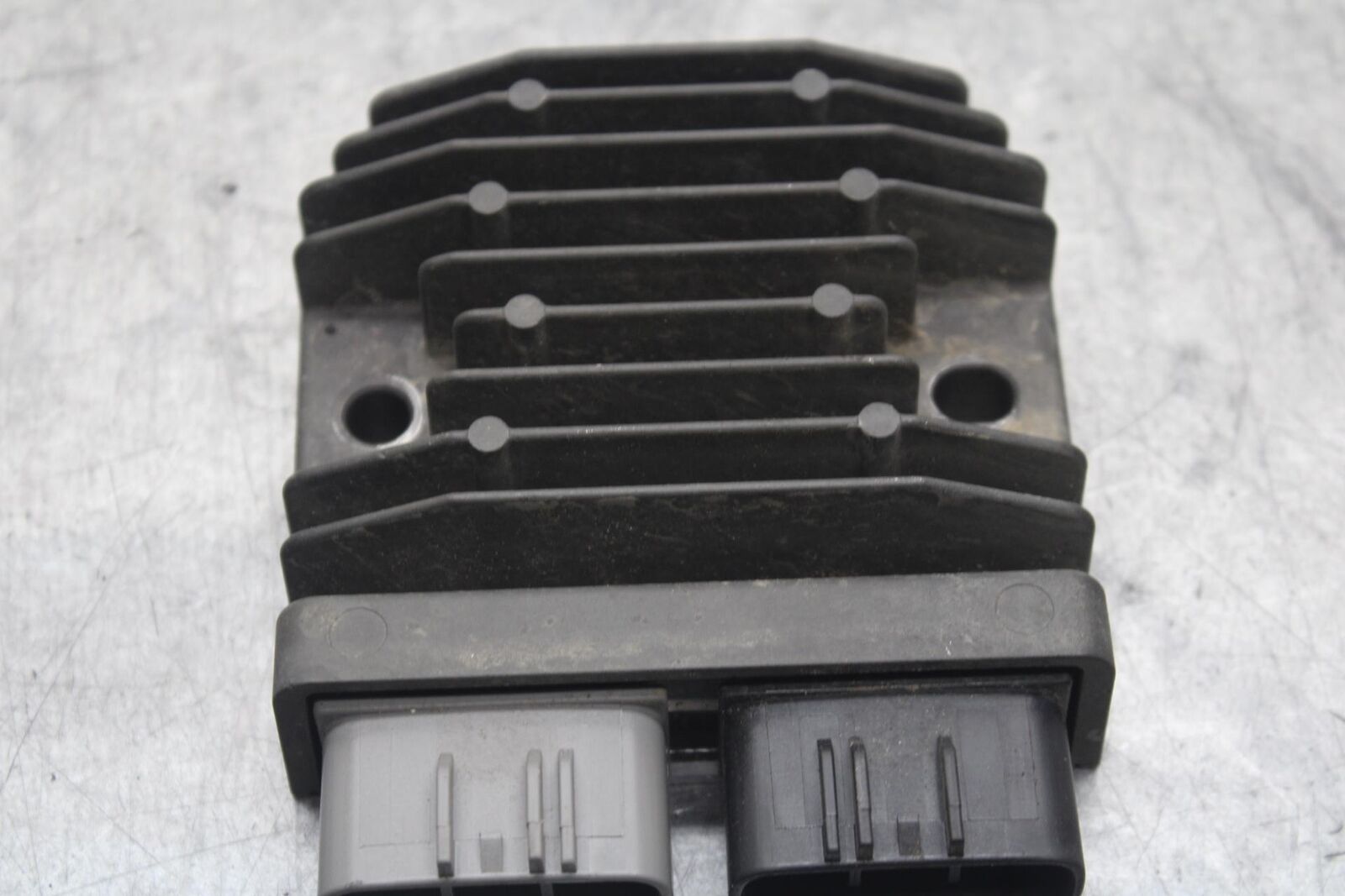 2014 Yamaha FZ09 RECTIFIER VOLTAGE REGULATOR 1D7-81960-01-00 BB81