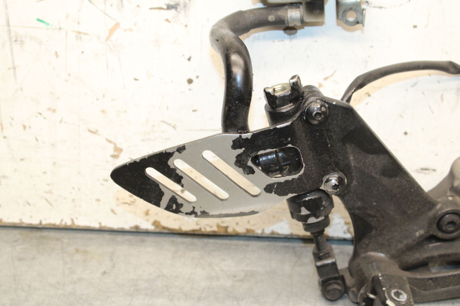 06-07 SUZUKI GSXR 600 RIGHT REARSET REAR SET DRIVER FOOT PEG REST STOP BB737