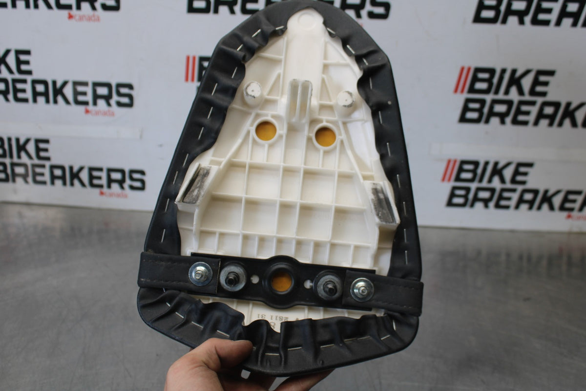 13-18 KAWASAKI NINJA ZX6R REAR BACK PASSENGER TANDEM SEAT PAD SADDLE BB908
