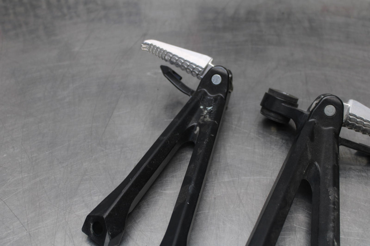 11-26 SUZUKI GSXR750 REAR BACK PASSENGER PEG SET PAIR BB900