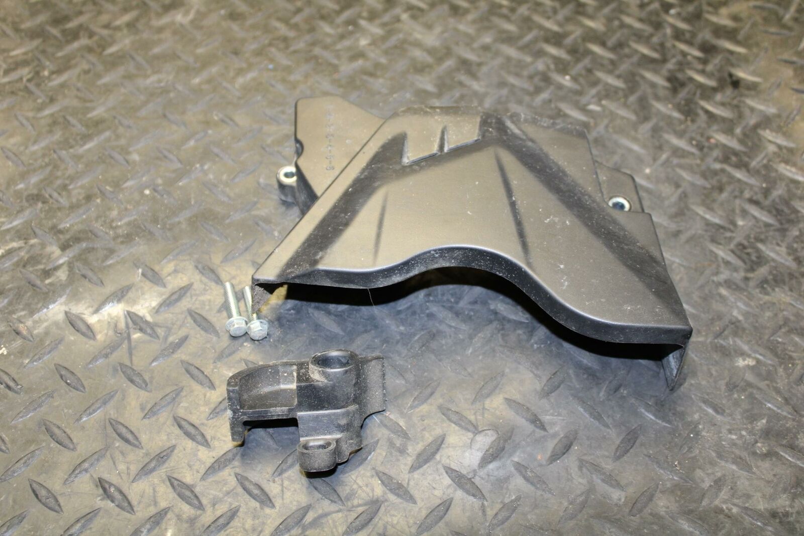19 YAMAHA YZF R3 ENGINE SPROCKET COVER BB177
