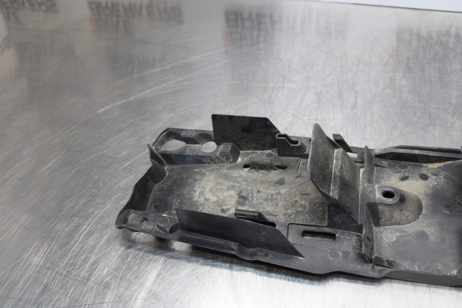 06-07 SUZUKI GSXR 600 REAR BACK TAIL UNDERTAIL BATTERY TRAY PLASTIC BB170