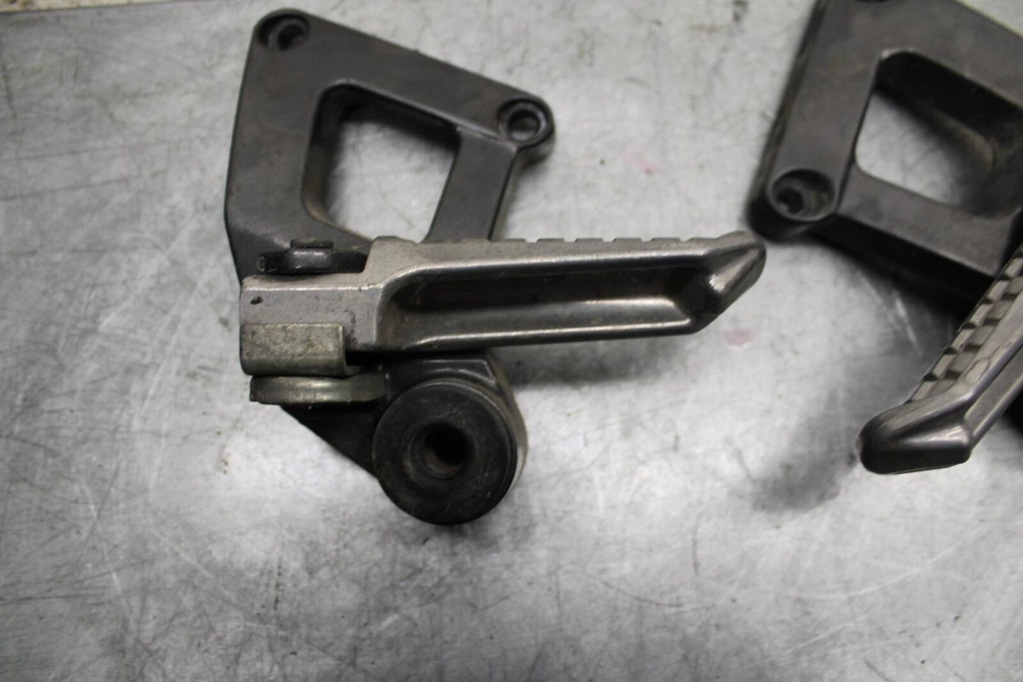 2001 Kawasaki Ninja ZX6 ZX600E REAR BACK PASSENGER PEG SET PAIR BB547