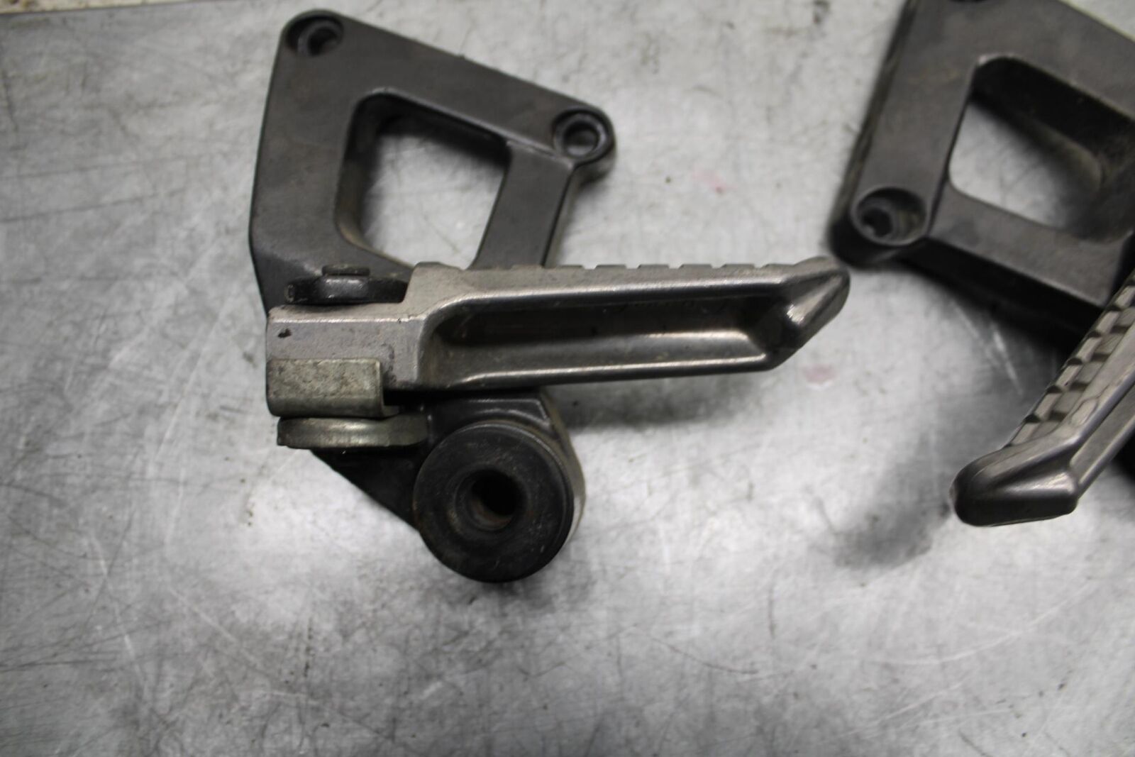 2001 Kawasaki Ninja ZX6 ZX600E REAR BACK PASSENGER PEG SET PAIR BB547