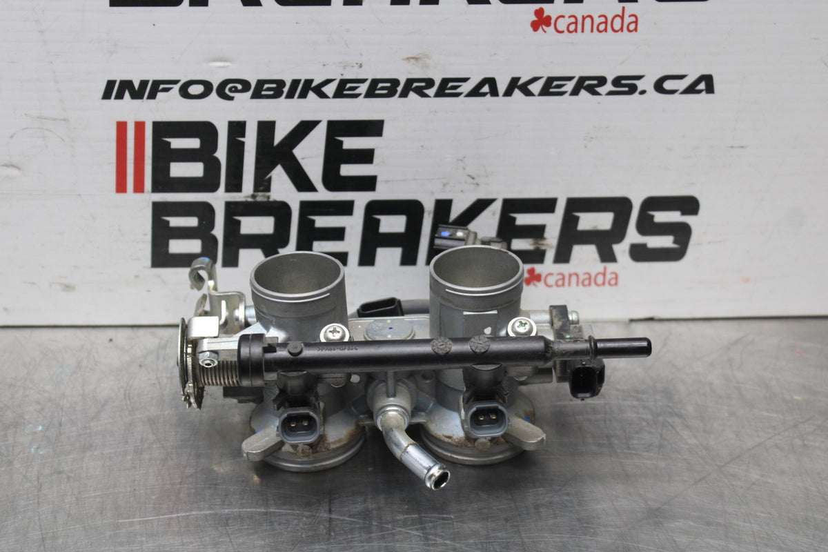 24 KAWASAKI NINJA 500 ABS MAIN FUEL INJECTORS / THROTTLE BODIES BB818