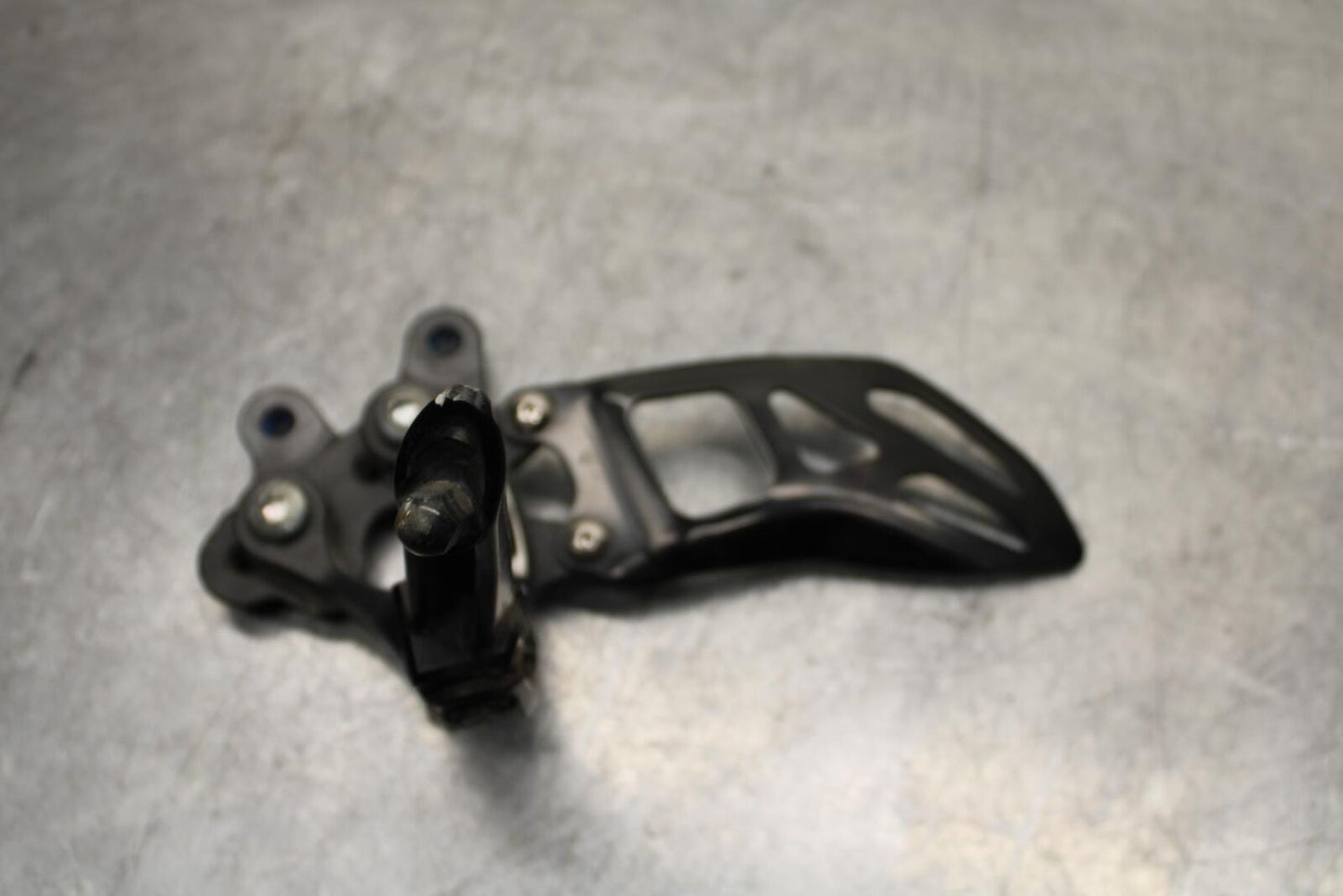 2017 Suzuki GSXR600 LEFT REARSET REAR SET DRIVER FOOT PEG 43700-14J30 BB598