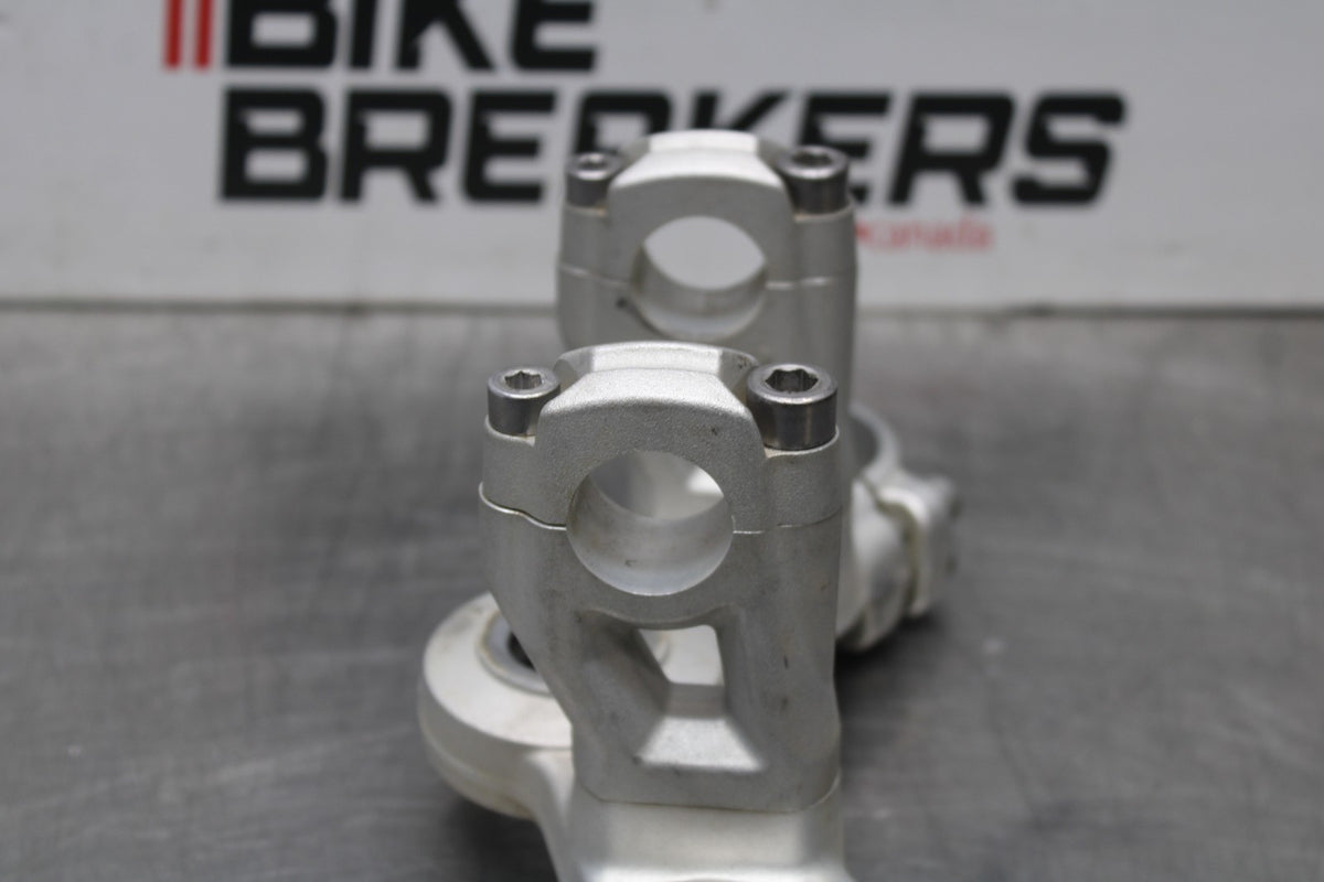 15 TRIUMPH TIGER 800 FORKS UPPER TRIPLE TREE CLAMP BB873