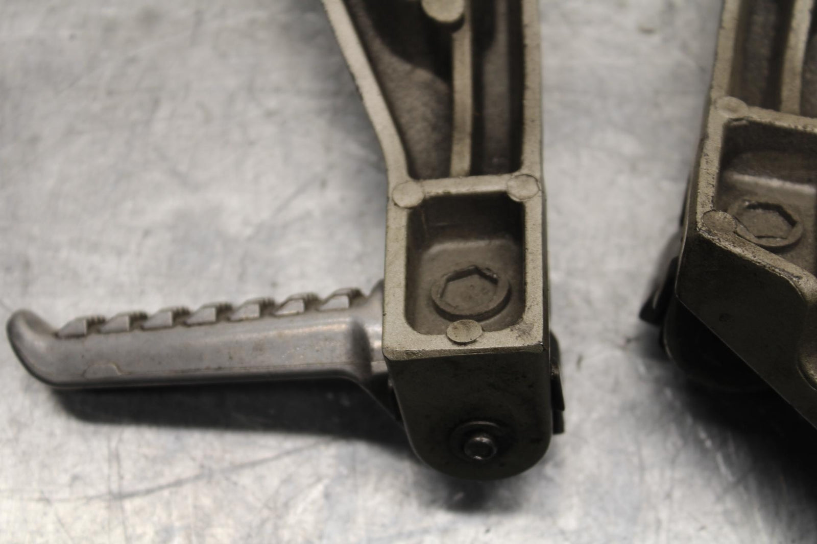 2000 Kawasaki Ninja ZX9R ZX900F REAR BACK PASSENGER PEG SET PAIR BB70