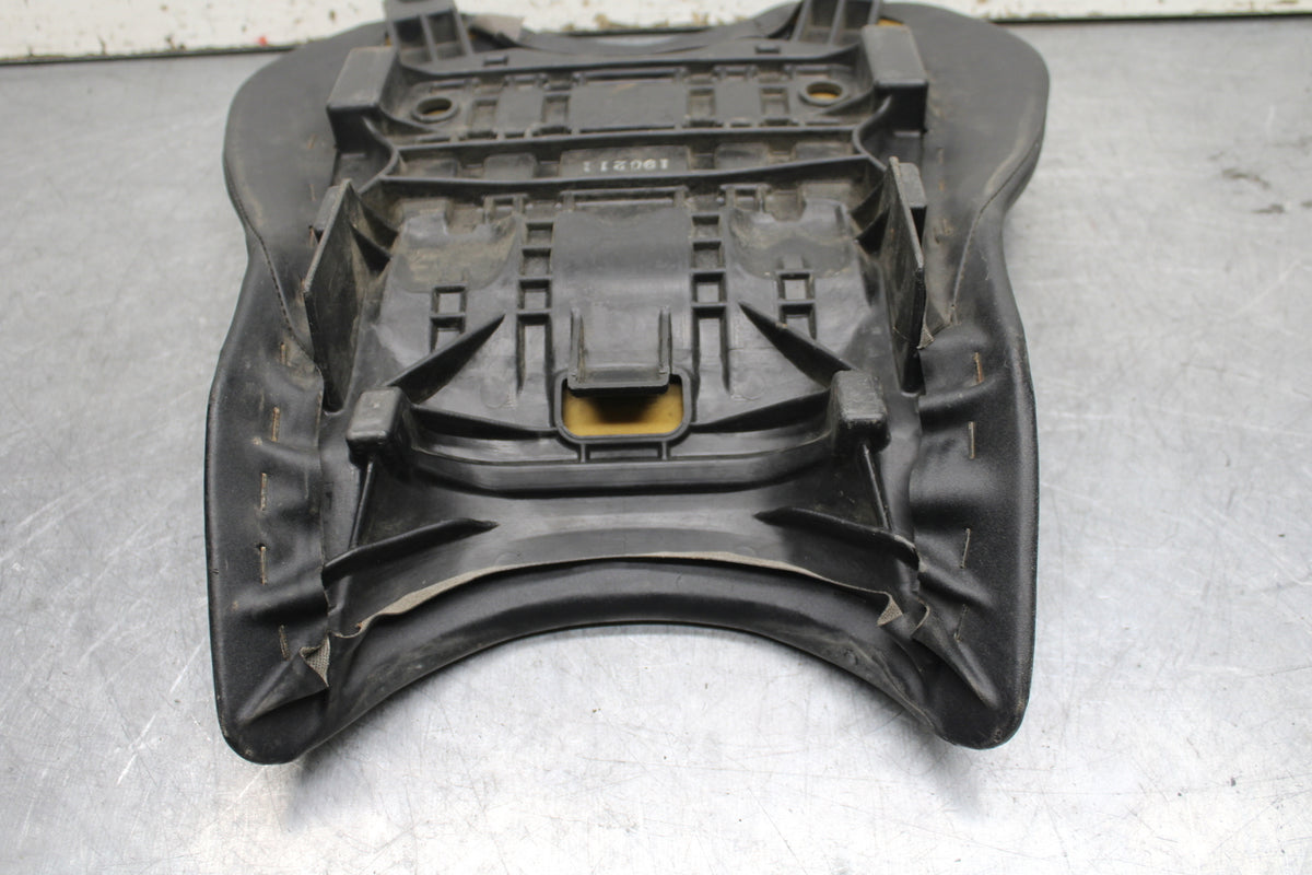 06 YAMAHA YZF R6 FRONT DRIVERS SEAT PAD SADDLE PILLION 2C0-24710-00-00 BB716