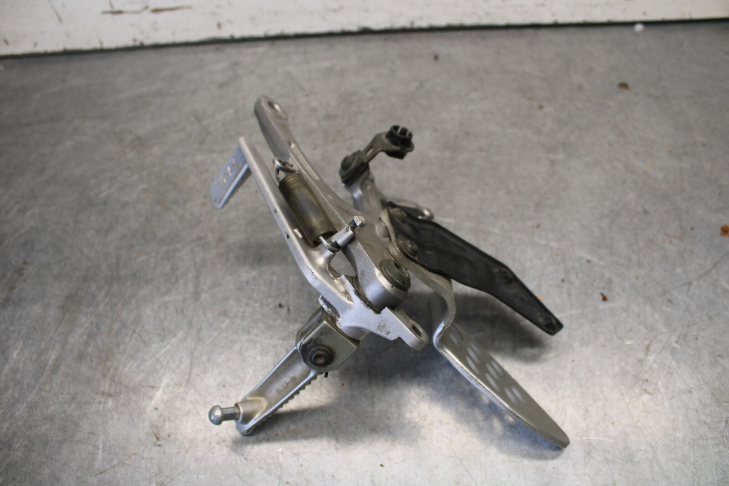04-06 YAMAHA YZF R1 RIGHT REARSET REAR SET DRIVER FOOT PEG REST STOP BB432