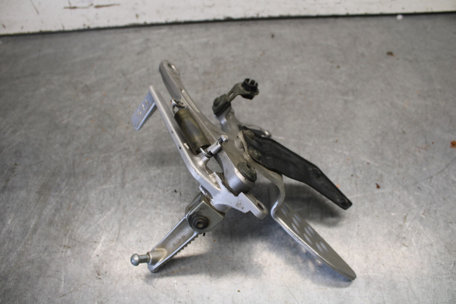 04-06 YAMAHA YZF R1 RIGHT REARSET REAR SET DRIVER FOOT PEG REST STOP BB432