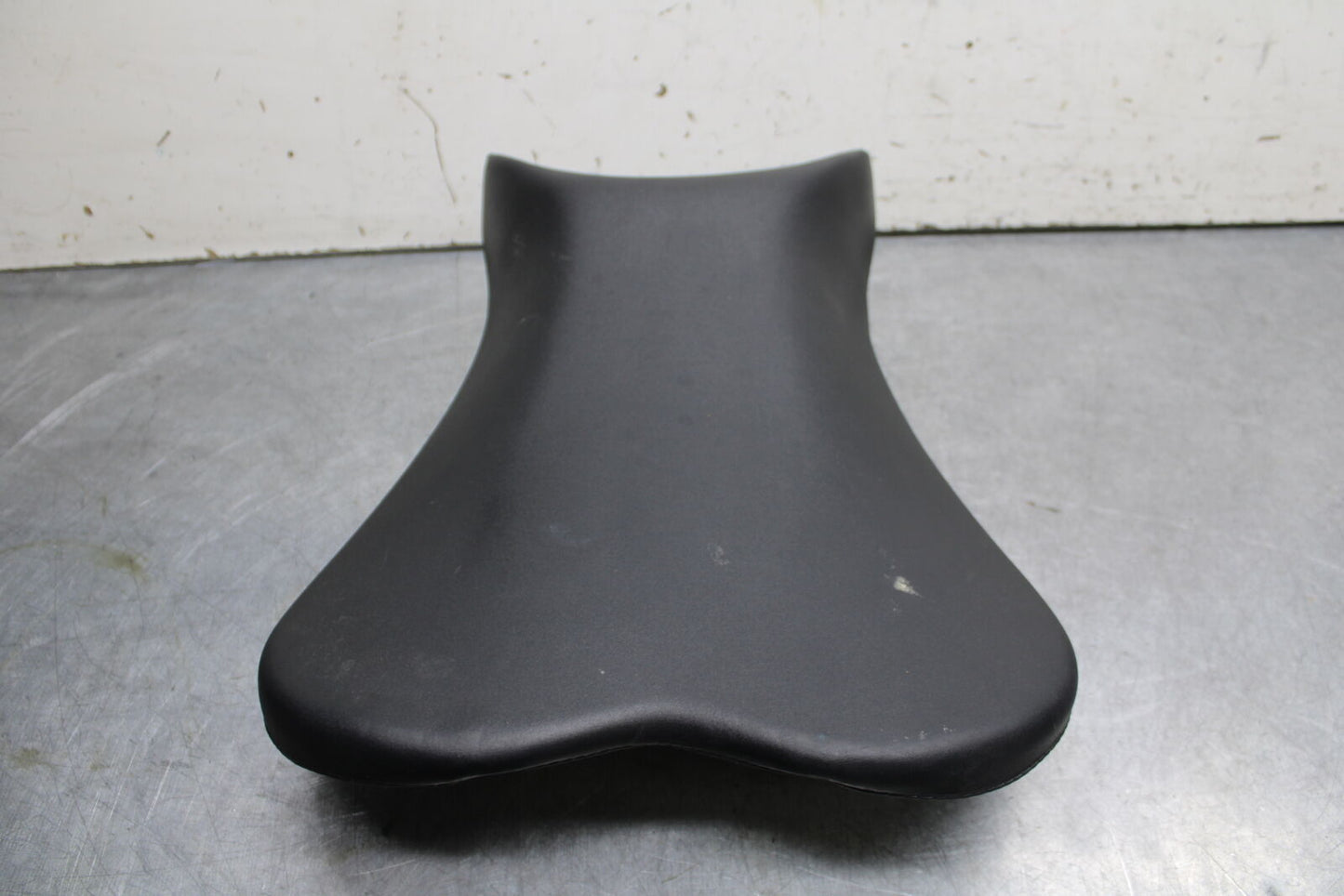 06-07 SUZUKI GSXR750 FRONT DRIVERS SEAT PAD SADDLE PILLION 45100-01H00-6BY BB670