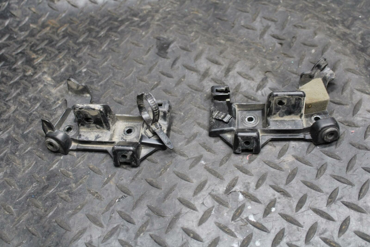 08-16 YAMAHA YZF R6 FAIRING MOUNTING SUPPORT BRACKET MOUNT BB209