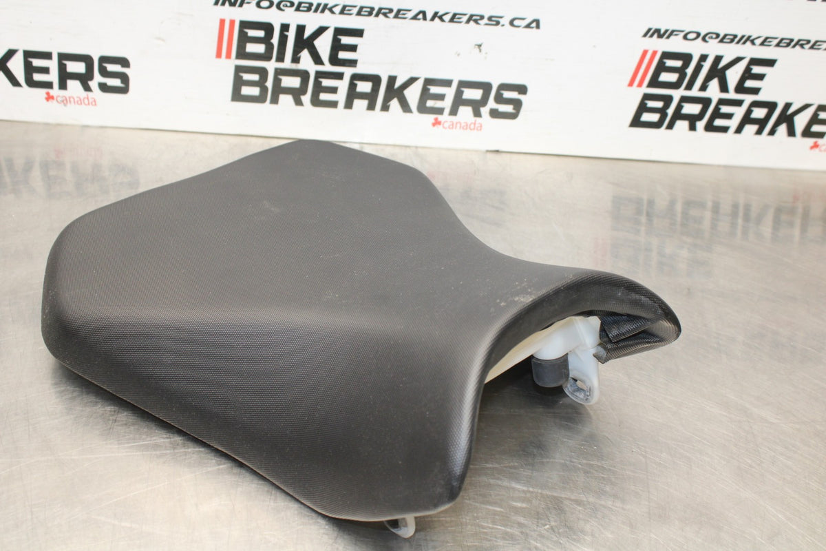 11-25 SUZUKI GSXR 600  FRONT DRIVERS SEAT PAD SADDLE PILLION BB830