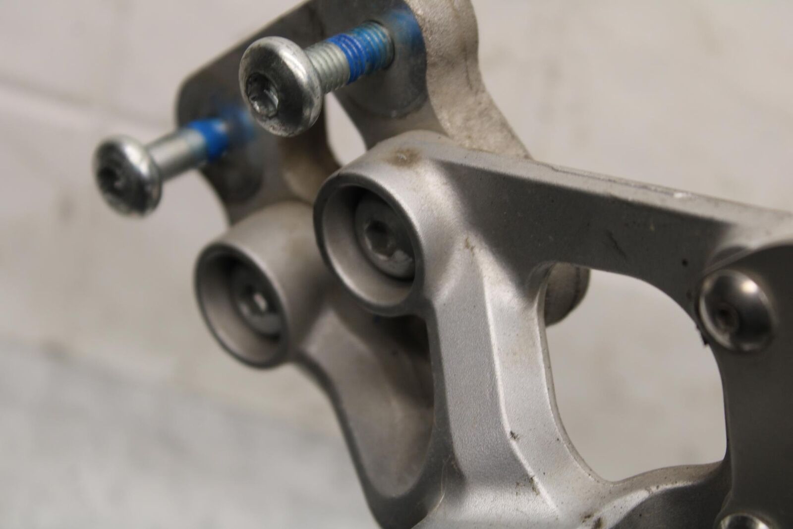 2008 Suzuki GSXR600 LEFT REARSET REAR SET DRIVER FOOT PEG 43521-01H00 BB593