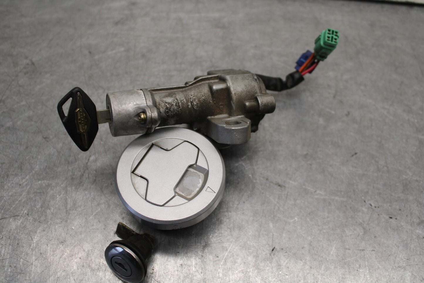 05-06 SUZUKI BOULEVARD M50 IGNITION LOCK KEY SET W/ GAS CAP AND SEAT LOCK BB671