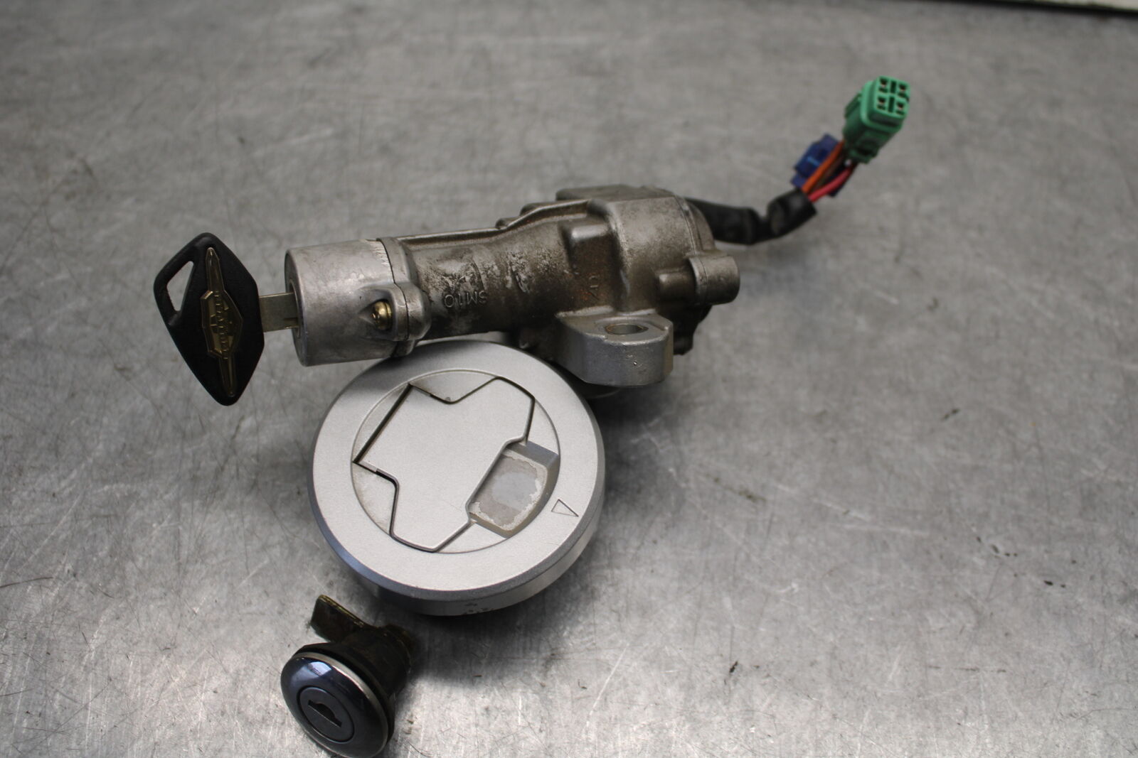 05-06 SUZUKI BOULEVARD M50 IGNITION LOCK KEY SET W/ GAS CAP AND SEAT LOCK BB671