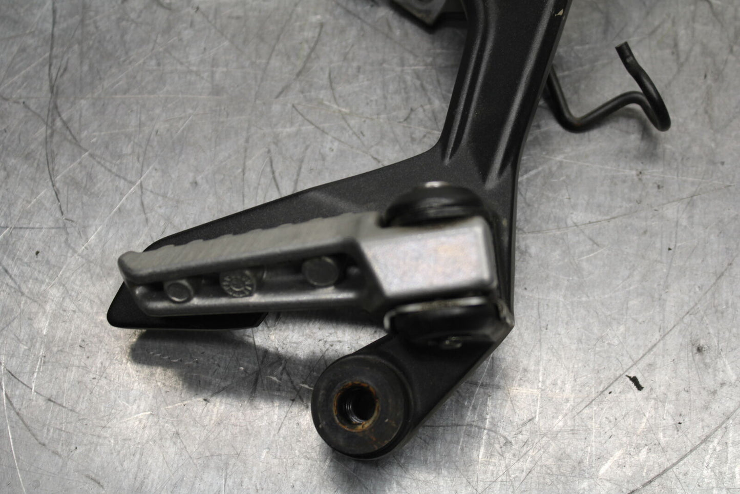 19-22 KAWASAKI Z400 REAR BACK PASSENGER PEG SET PAIR BB738