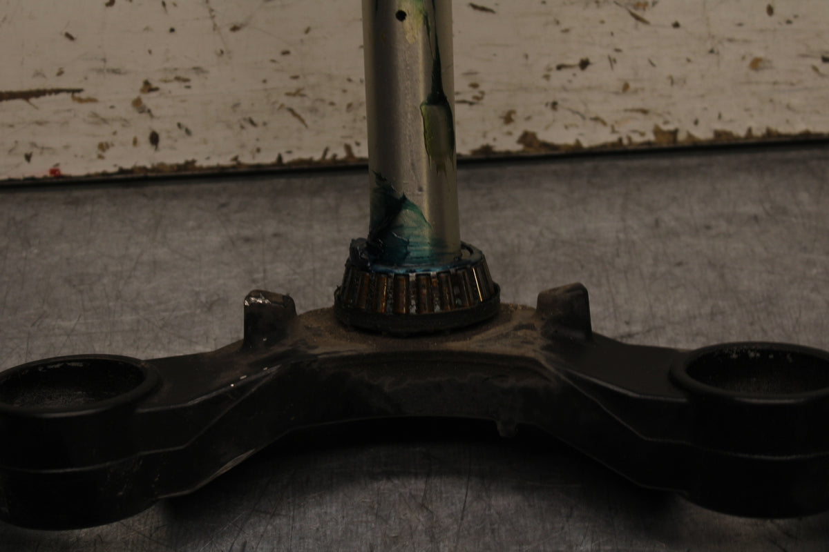 03-04 TRIUMPH DAYTONA 600 FRONT FORKS CLAMP LOWER TRIPLE TREE STEM BB745