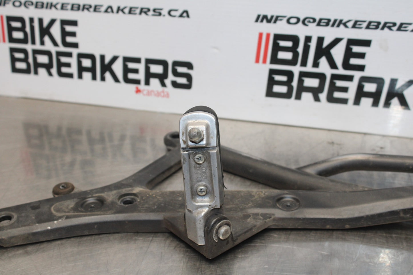 09-10 KAWASAKI ER-6N LEFT REARSET REAR SET DRIVER FOOT PEG REST STOP BB205