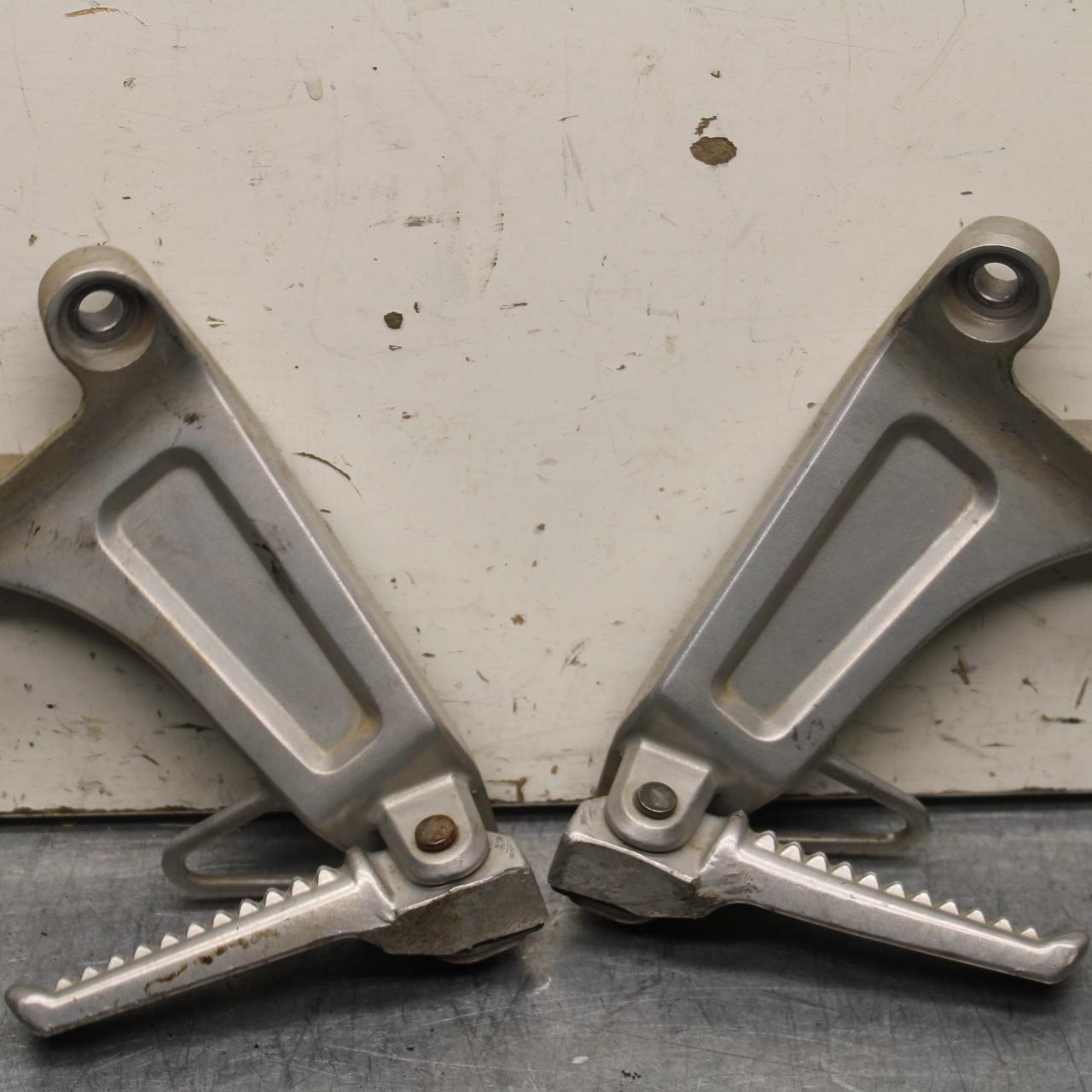 03-04 HONDA CBR600RR REAR BACK PASSENGER PEG SET PAIR BB628