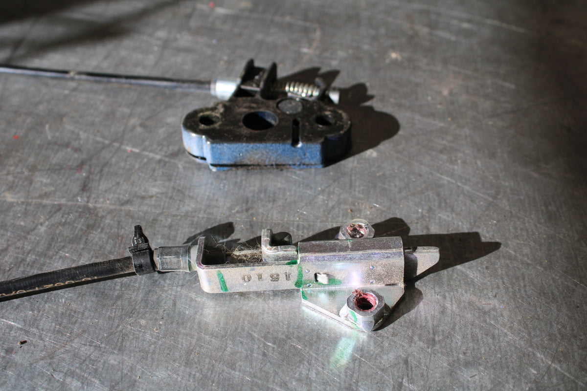 19-22 KAWASAKI Z400 REAR & FRONT SEAT LATCH LOCK ASSEMBLY BB708