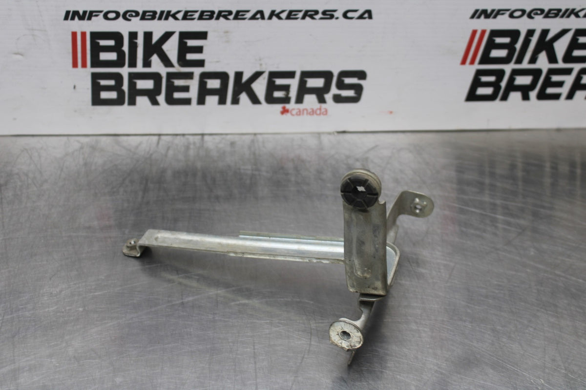 09 SUZUKI GSXR1000 OIL COOLER MOUNTING BRACKET MOUNT SUPPORT BB777