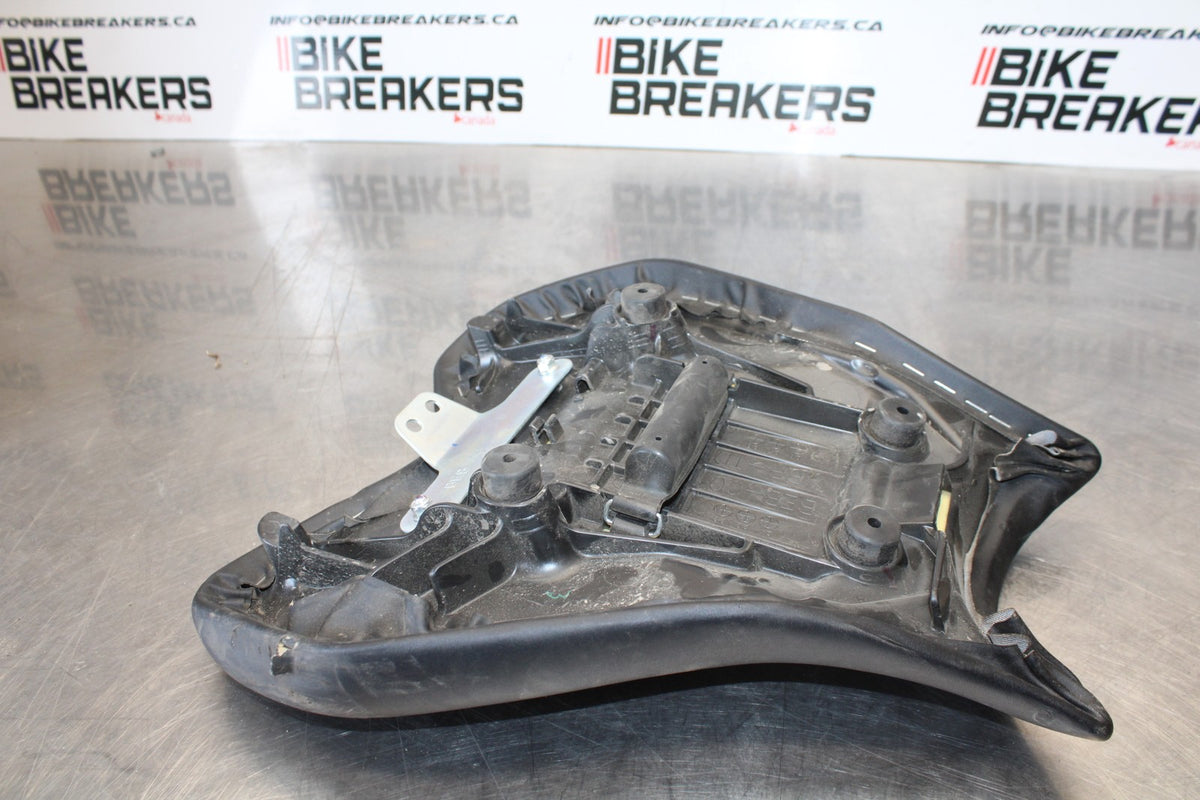22-25 YAMAHA YZF R7 FRONT DRIVERS SEAT PAD SADDLE PILLION BB176