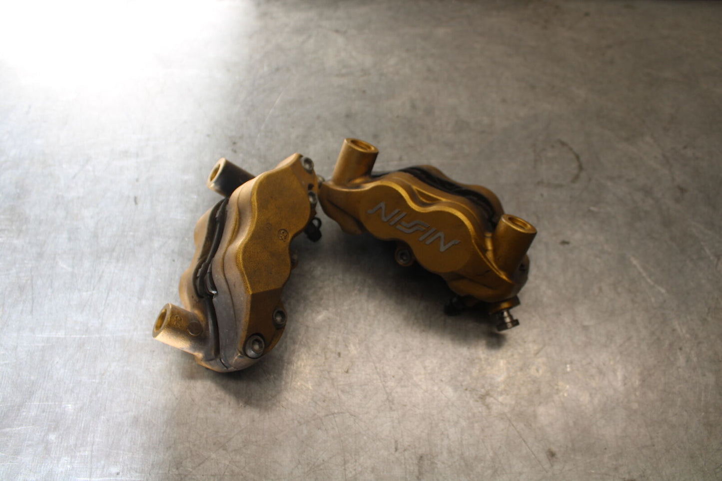 07-08 TRIUMPH DAYTONA 675 RIGHT LEFT FRONT BRAKE CALIPER SET PAIR CALIPERS BB685