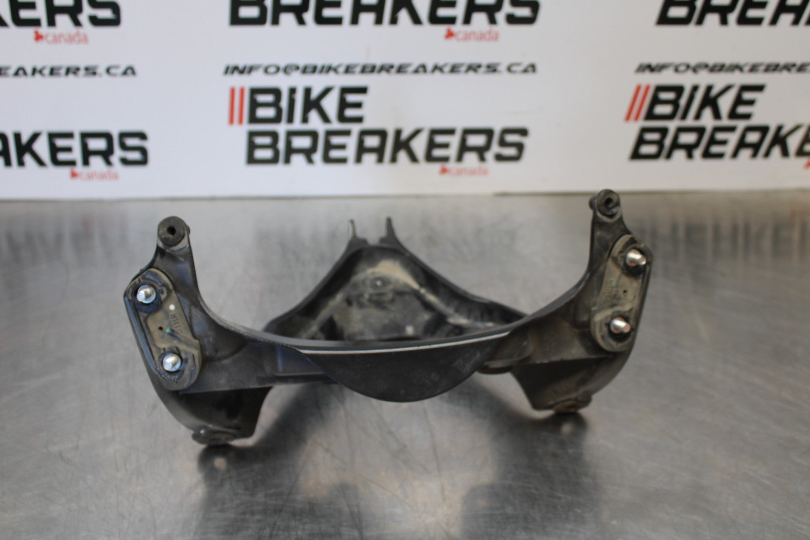 06-07 SUZUKI GSXR 600 UPPER FAIRING MIRROR GAUGES STAY BRACKET BB170