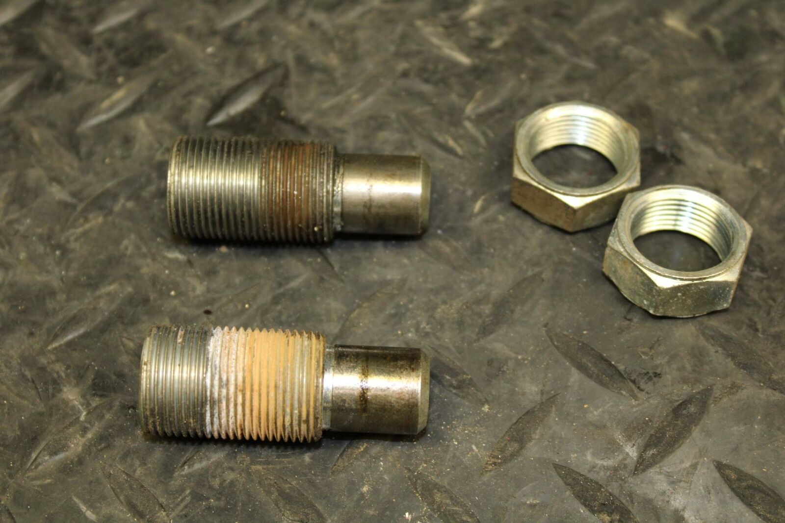 80-81 YAMAHA XS1100 SPECIAL REAR BACK SWINGARM BOLT SUSPENSION PIVOT AXLE bb174
