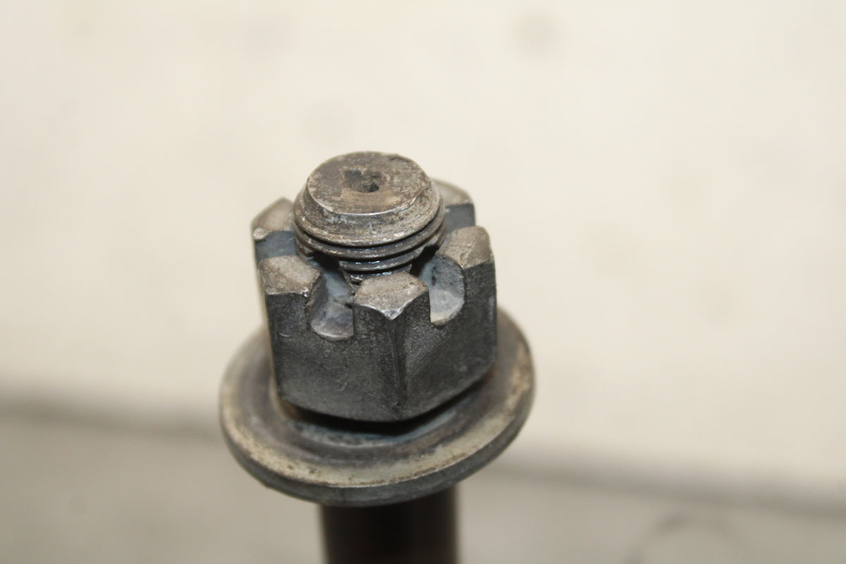 85-86 SUZUKI MADURA 1200 REAR AXLE BACK WHEEL RIM PIVOT BOLT AXEL  BB691
