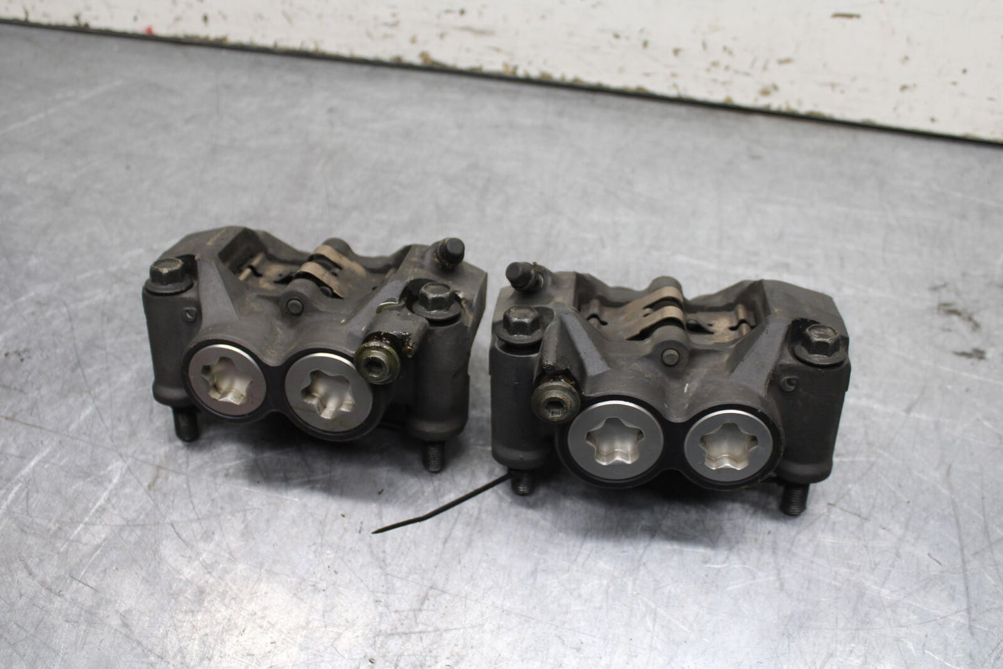 06 YAMAHA YZF R6 RIGHT LEFT FRONT BRAKE CALIPER SET PAIR CALIPERS BB716