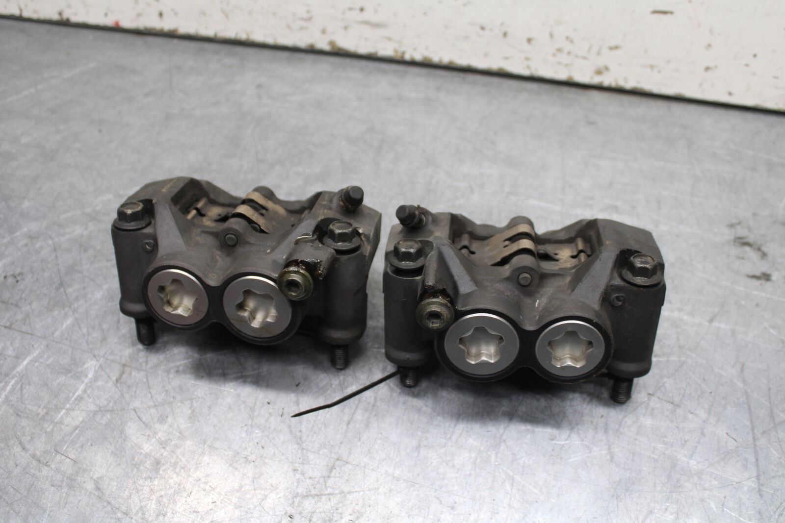 06 YAMAHA YZF R6 RIGHT LEFT FRONT BRAKE CALIPER SET PAIR CALIPERS BB716