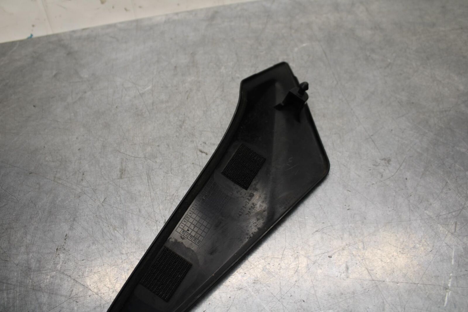 11-23 SUZUKI GSXR 600 RIGHT INNER FAIRING COWL PANEL TRIM OEM BB582