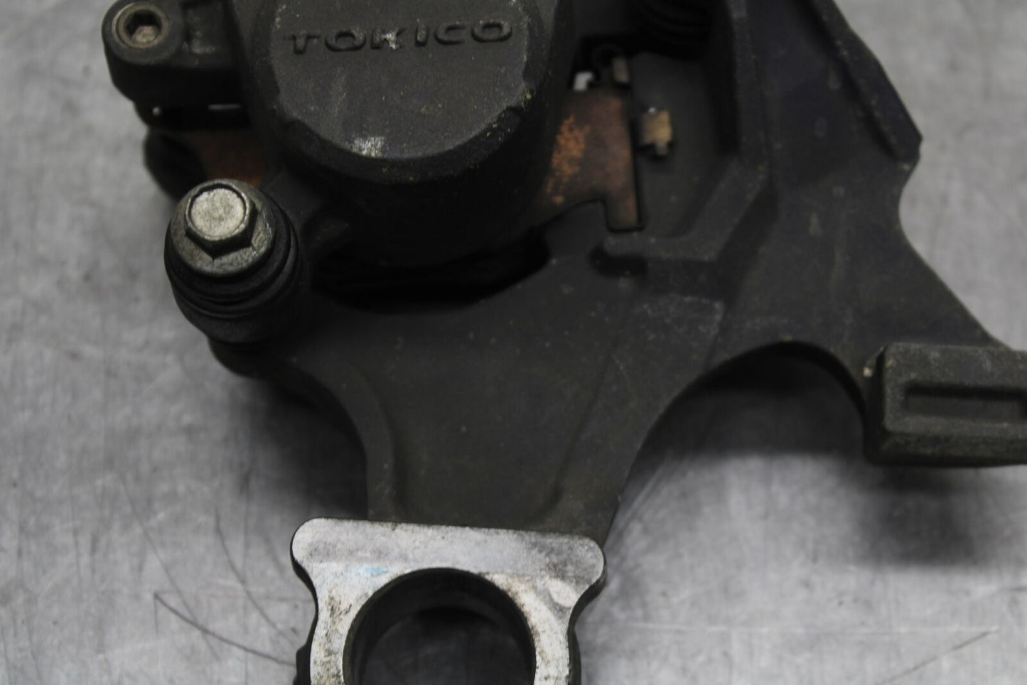 08-10 SUZUKI GSXR 600 REAR BACK BRAKE CALIPER W MOUNT BRACKET BB116